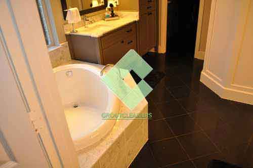 traditional_bathroom_with_black_granite_tiles_on_the_floor