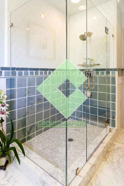 traditional_bathroom_with_carrara_bianco_hexagon_mosaic_ceramic_tiles